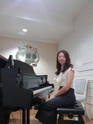 รูปครู นารีรัตน์ สอน เปียโน ย่าน เขตบางกะปิ กรุงเทพมหานคร