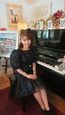 รูปครู กรกนก สอน เปียโน ย่าน  สมุทรปราการ