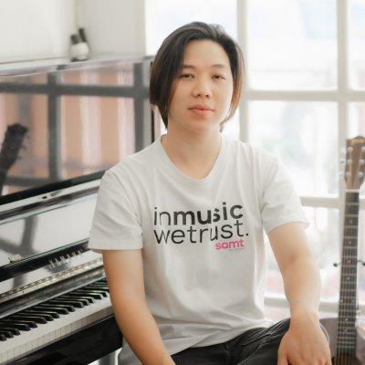 รูปครู Shinsi สอน เปียโน / แต่งเพลง