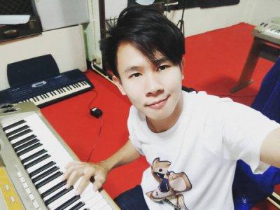 รูปครู ศิลายุ สอน เปียโน ย่าน บ้านบึง ชลบุรี